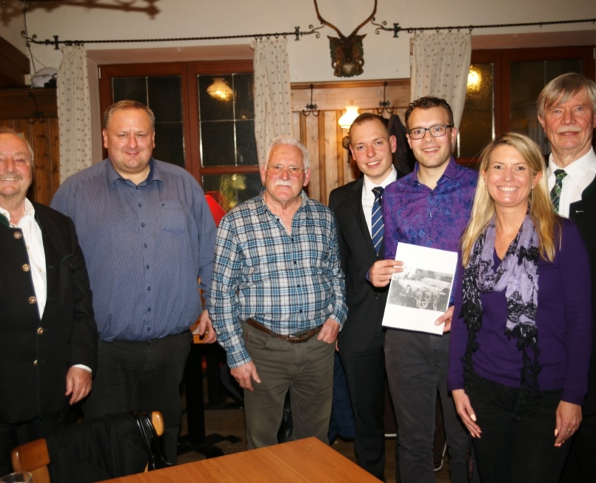 Von links nach rechts Stadtrat Horst Ullmann, Stadtrat Robert Gasteiger, Erwin Hartmann, Kreisrat Sebastian Leiß, Markus Erhorn, Andrea Schneider Zieglerwirtin, Stv. Landrat Dr. Edgar Forster
