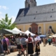 Marktbesucher in Tracht