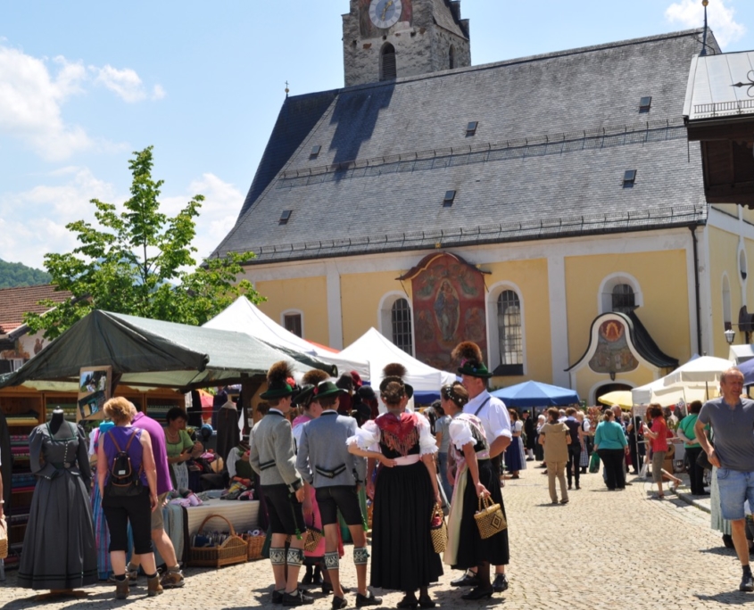 Marktbesucher in Tracht