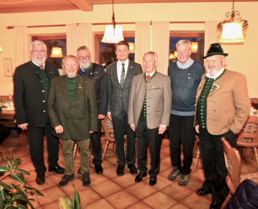 Landesvorsitzender Sebastian Friesinger (links) zeichnete langjährige Mitglieder mit der Ehrennadel aus: (v.l.) Helmut Schmidbauer (50 Jahre), Ludwig Bertl (10 Jahre), Dr. Leopold Hahn (10 Jahre), Altlandrat Luitpold Braun (10 Jahre), Pfarrer Hartwig Obermüller (10 Jahre) und den Vorsitzenden des Bayer. Trachtenverbandes Max Bertl (35 Jahre)