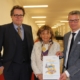 Kunstminister Bernd Sibler (r.), Charlotte Knobloch (Mitte) und Dr. Richard Loibl (l). mit dem neuen Entwurf für den Titel der Landesausstellung (Quelle: StMWK)