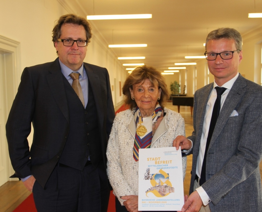 Kunstminister Bernd Sibler (r.), Charlotte Knobloch (Mitte) und Dr. Richard Loibl (l). mit dem neuen Entwurf für den Titel der Landesausstellung (Quelle: StMWK)
