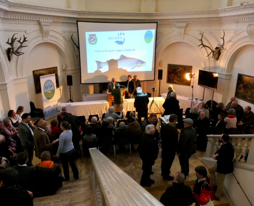 Besucher der Veranstaltung “Fisch im Museum” in das Deutsche Jagd- und Fischereimuseum in München