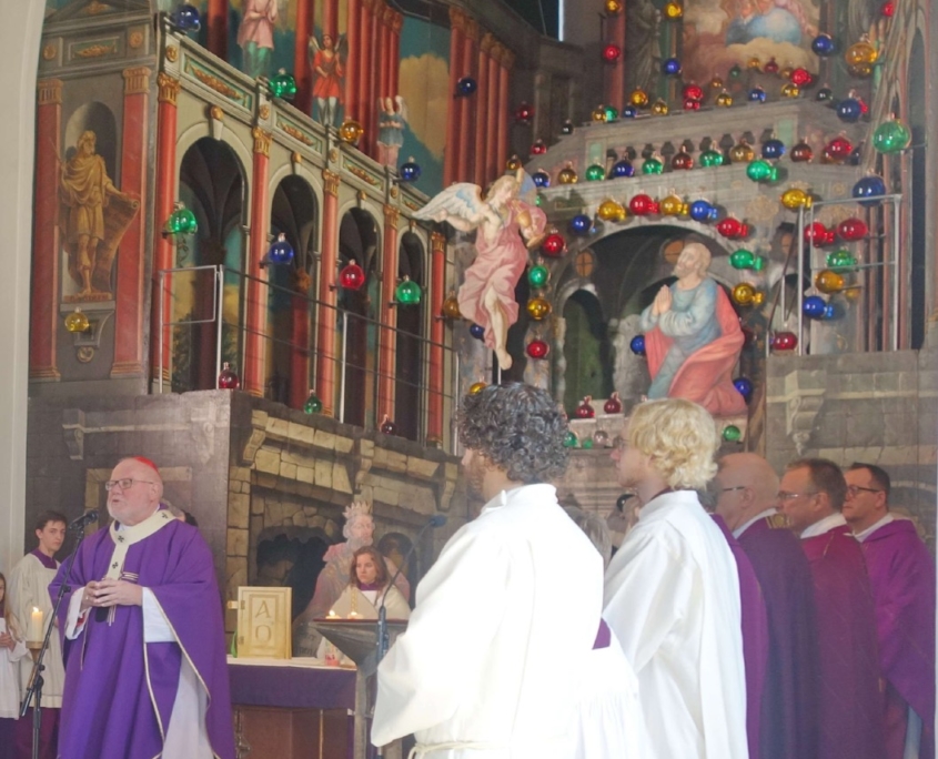 Kardinal Marx mit Messdienern im Chor