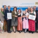 Landwirtschaftsministerin Michaela Kaniber mit Preisträgern bei der Urkundenverleihung