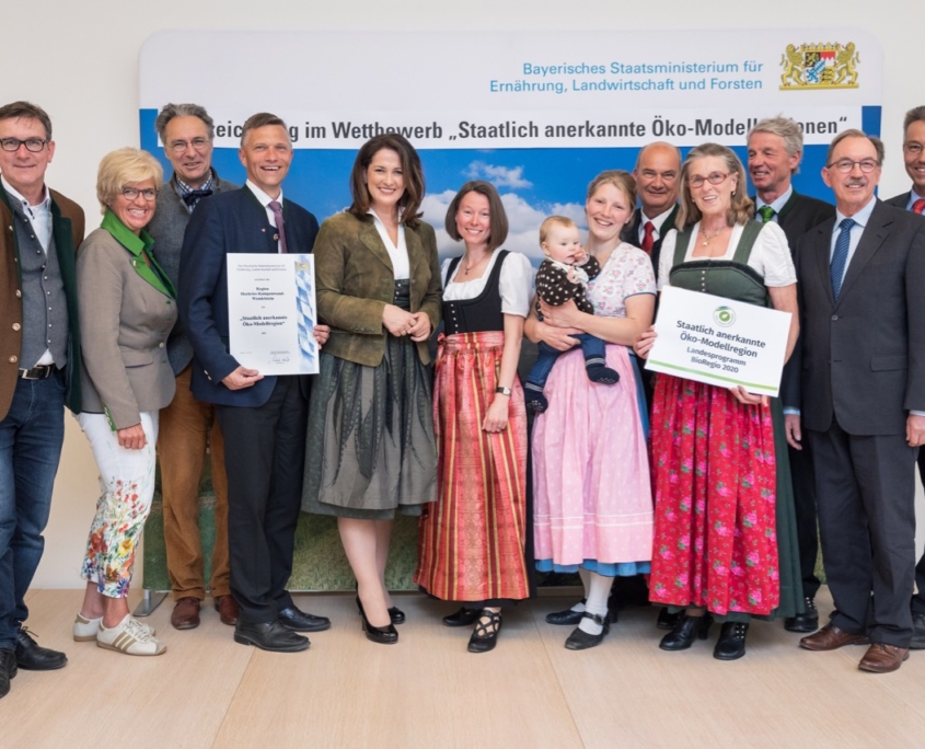 Landwirtschaftsministerin Michaela Kaniber mit Preisträgern bei der Urkundenverleihung