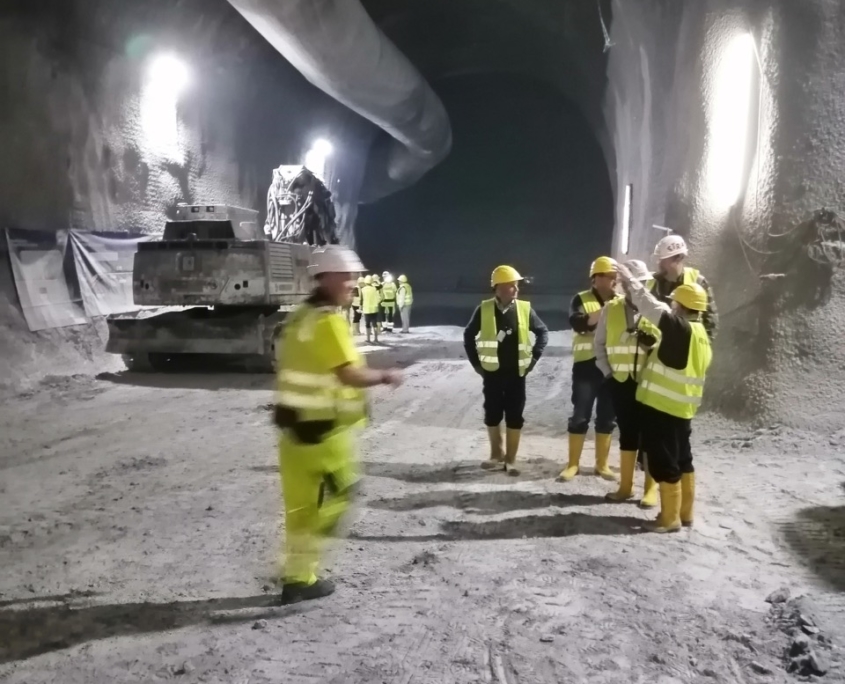 Besucher an der Baustelle des Brennerbasistunnel in Tirol