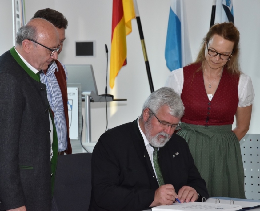 Landrat Martin Neumeyer, Bayernbund Landesvorsitzender Sebastian Friesinger, Monika Kaltner, Mitglied des Bayernbund Landesverbandes