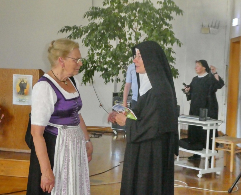 reundeskreis-Vorsitzende Annemarie Biechl mit Äbtissin Johanna Mayer