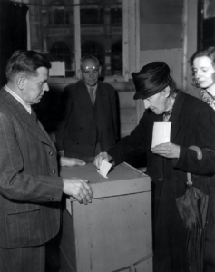 Stimmabgabe bei Wahlen 1946 in München. Bei einer Wahlbeteiligung von knapp 76 % stimmten am 1. Dezember 1946 in einer Volksabstimmung 70 % der Wählerinnen und Wähler für die Annahme der neuen Bayerischen Verfassung. Bild: www.army.mil 