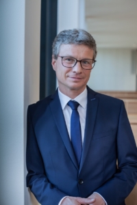 Bayerns Kunstminister Bernd Sibler: „Wir können Kunst und Kultur im wörtlichen wie im übertragenen Sinn wieder mehr Raum geben. Die neue Auslastungskapazität ermöglicht mehr Publikum und damit auch mehr Perspektive für unsere Kunst- und Kultureinrichtungen in Bayern, insbesondere für die kleineren Bühnen. Unsere Kultureinrichtungen haben längst bewiesen, dass sie sehr gute und effektive Maßnahmen ergriffen haben, um die Ansteckungsgefahr auf ein Minimum zu reduzieren.“ ©Axel König, STMWK