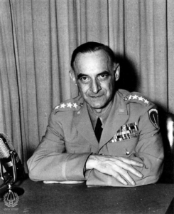 General Lucius D. Clay (1898-1978) war ab Mai 1945 Stellv. Militärgouverneur der amerikanischen Besatzungszone in Deutschland, 1947 bis 1949 war er Militärgouverneur in Deutschland und Befehlshaber der US-Landstreitkräfte in Europa. Bildherkunft:  https://www.army.mil/article/216006/gen_lucius_d_clay_a_brilliant_administrator