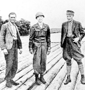 Lieutenant John D. Skilton (1909-1992), beim Holzankauf um das beschädigte Dach der Residenz in Würzburg abzusichern und die Tiepolo-Fresken dort zu retten. Der US-Offizier war einer der „Monument Man“ – im gleichnamigen Film blieb der Kunst- historiker 2014 allerdings unerwähnt. Bild: https://www.monumentsmenfoundation.org/skilton-lt-john-d-jr