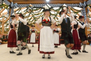 Täglich wechselnde Vorführungen von Trachtenvereinen auf der Oin Wiesn