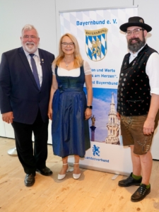 Landesvorsitzender Sebastian Friesinger, MdL mit der neuen stellvertretenden Landesvorsitzenden Monika Kaltner und dem neuen Beisitzer Sebastian Langwieser (rechts).