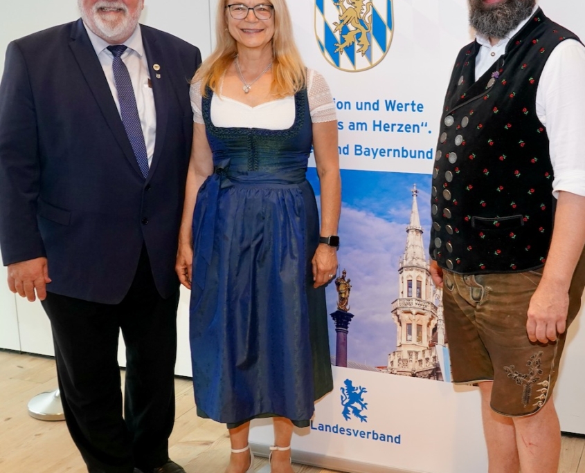 Landesvorsitzender Sebastian Friesinger, MdL mit der neuen stellvertretenden Landesvorsitzenden Monika Kaltner und dem neuen Beisitzer Sebastian Langwieser (rechts).